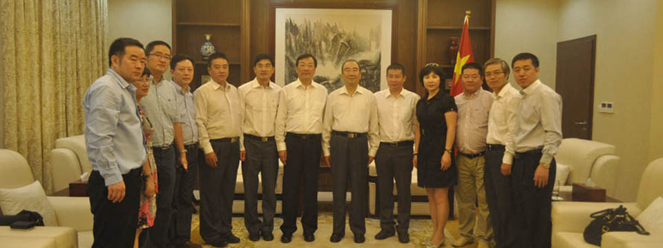 潘广学大使和省侨联代表团及商会领导合影